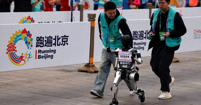 Yizhuang half marathon คนวิ่งแข่งกับหุ่นยนต์